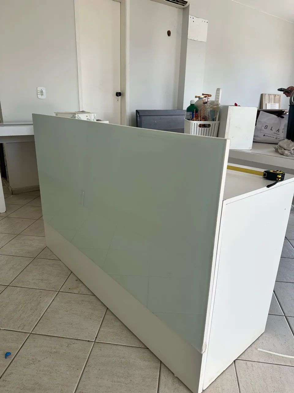 Balcão branco MDF com vidro para recepção/loja - Foto 2