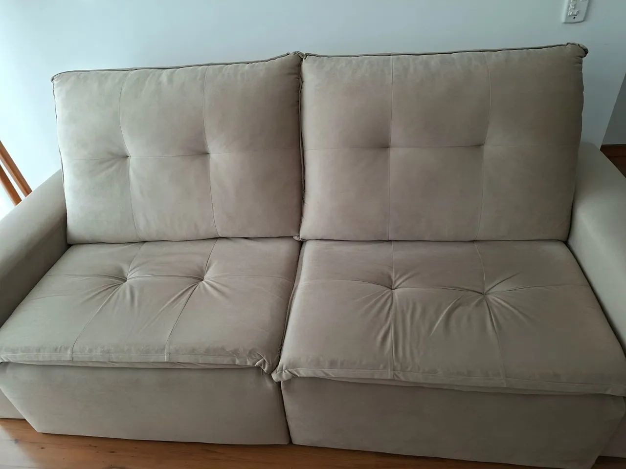 Sofá retrátil 3 lugares suede bege escuro  - Foto 4