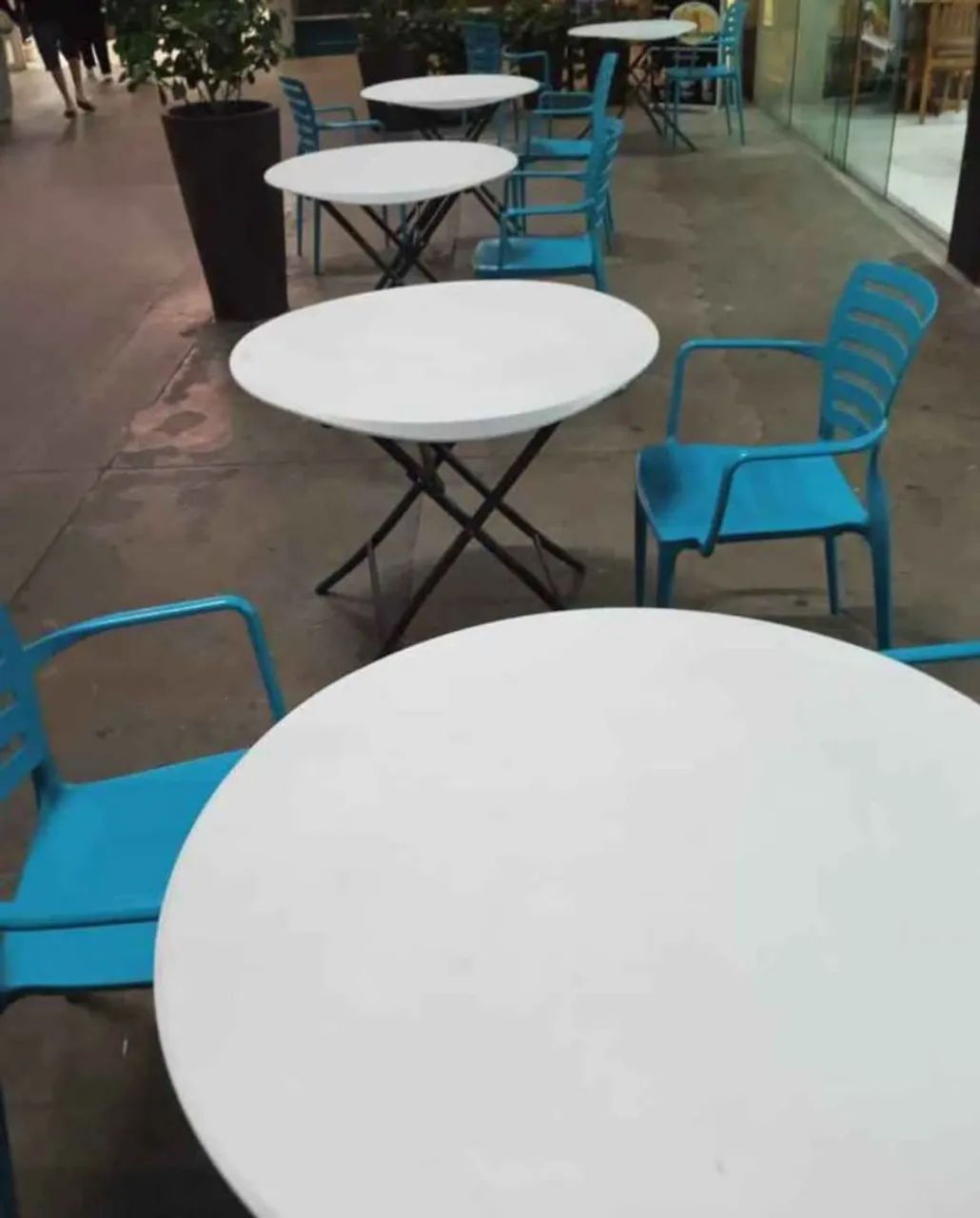 Mesa e cadeiras