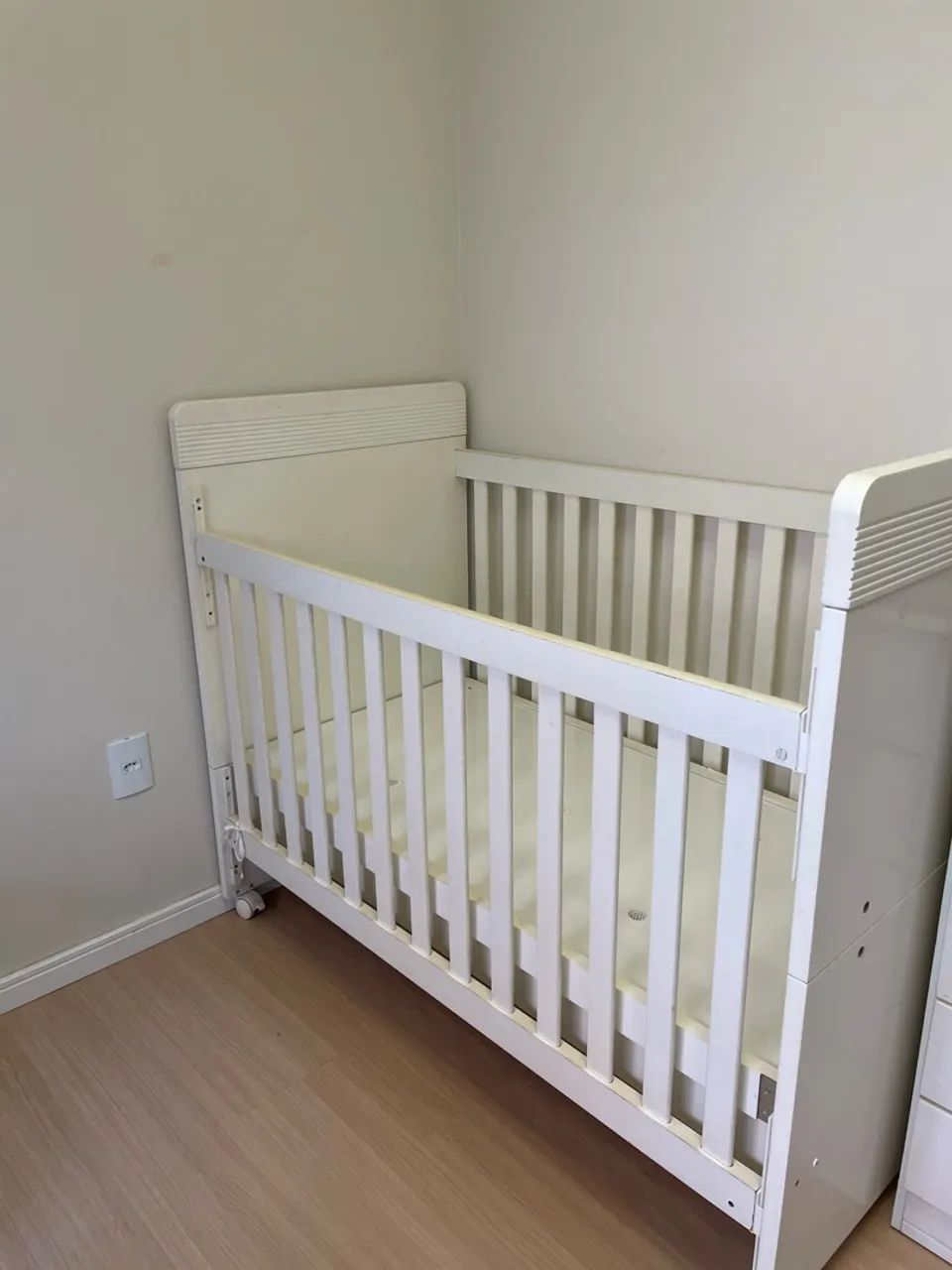 Berço estilo americano com grade móvel e rodinhas 