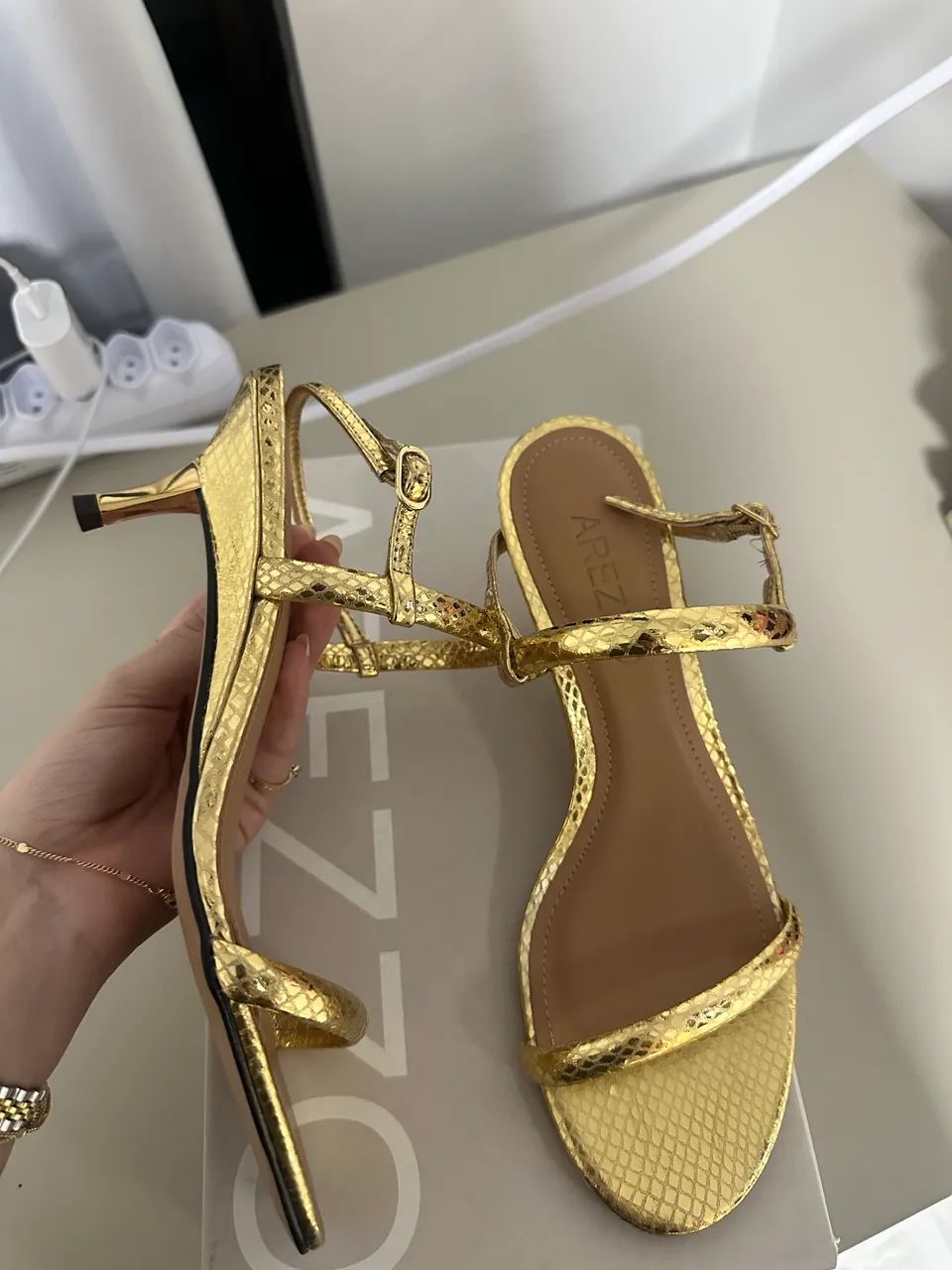 Vendo sandália dourada da Arezzo  - Foto 2