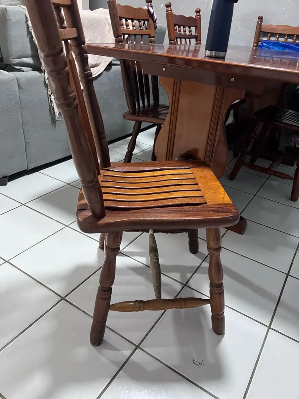 Mesa com 6 cadeiras de madeira  - Foto 3