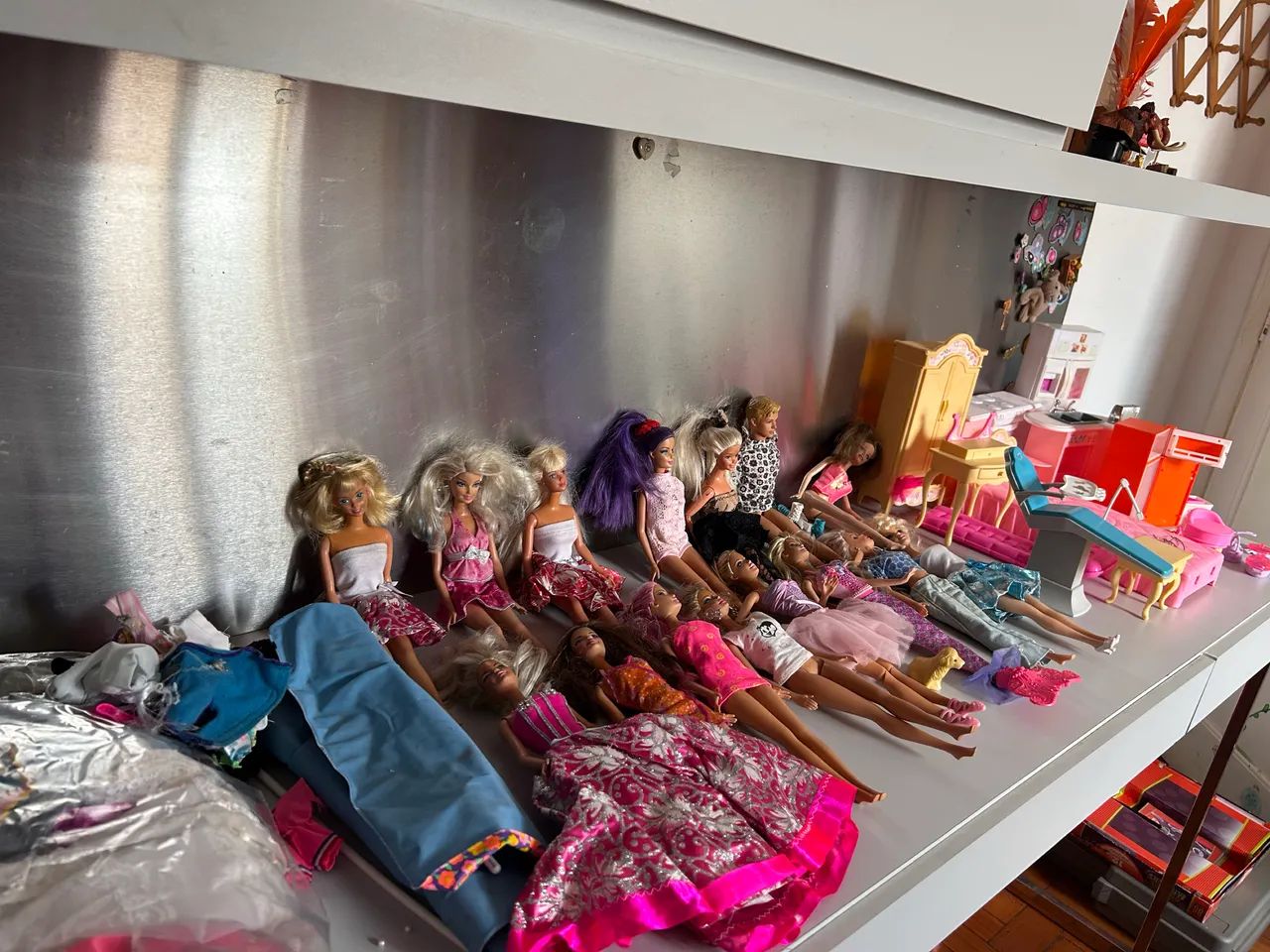 Kit bonecas barbie + roupas e acessórios da casa - Foto 4