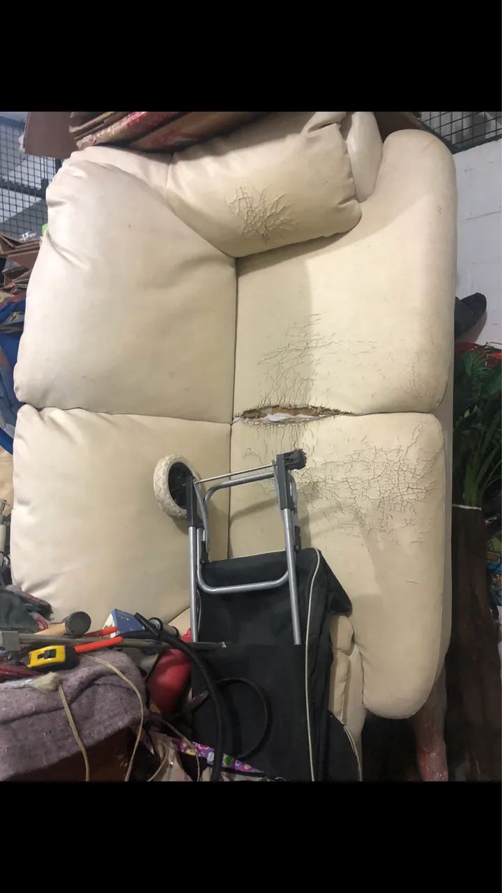 Vendo 3 sofás 2 de 2 lugares e um de 3 para consertar .  - Foto 3