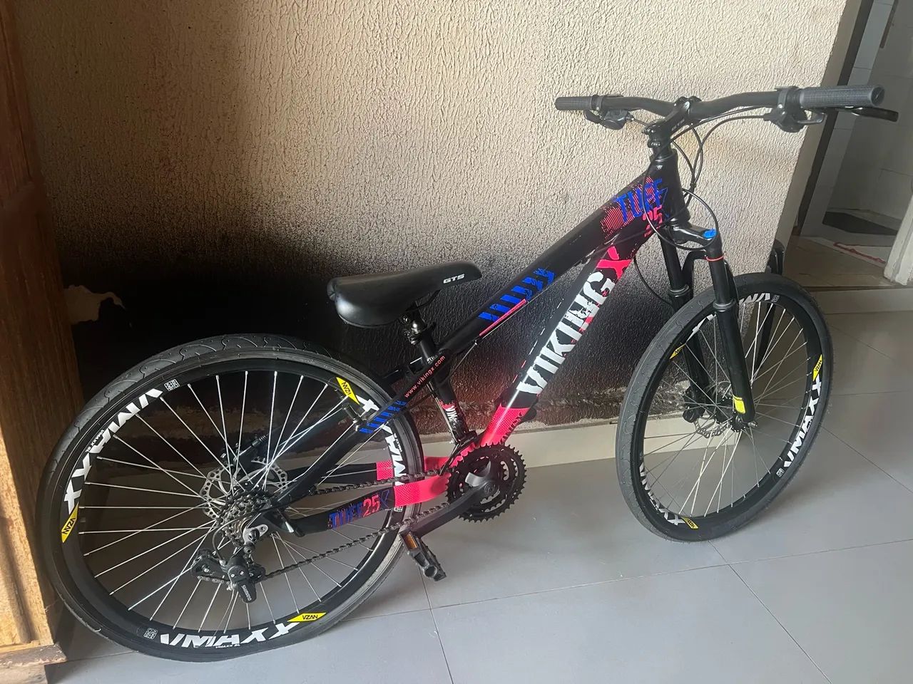 Bicicleta vikingx preta com roxa e rosa 