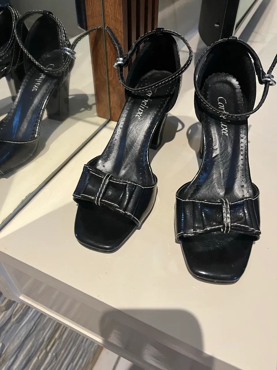 Sandália corbeluxe preta de couro  - Foto 2