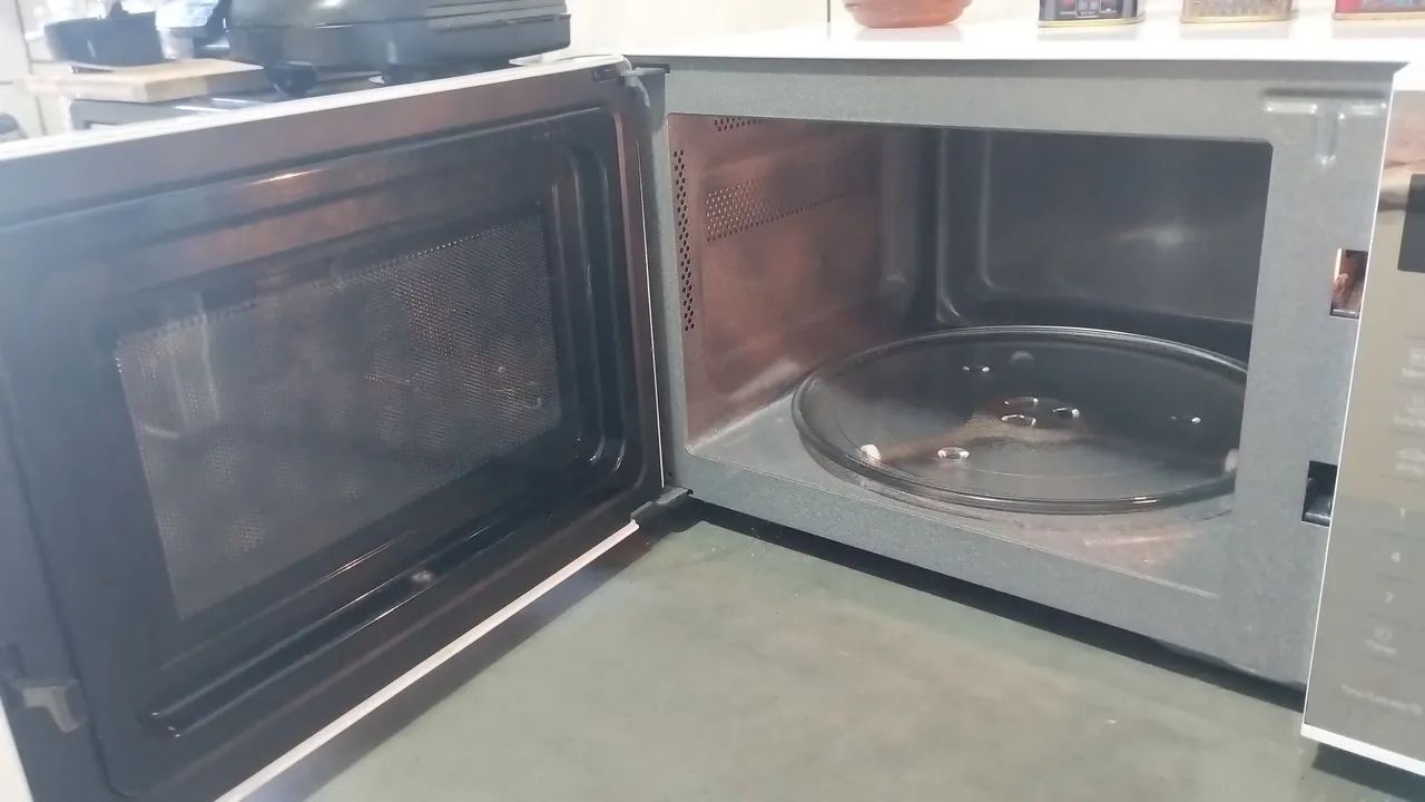 Microondas Panasonic espelhado 21 litros  - Foto 3