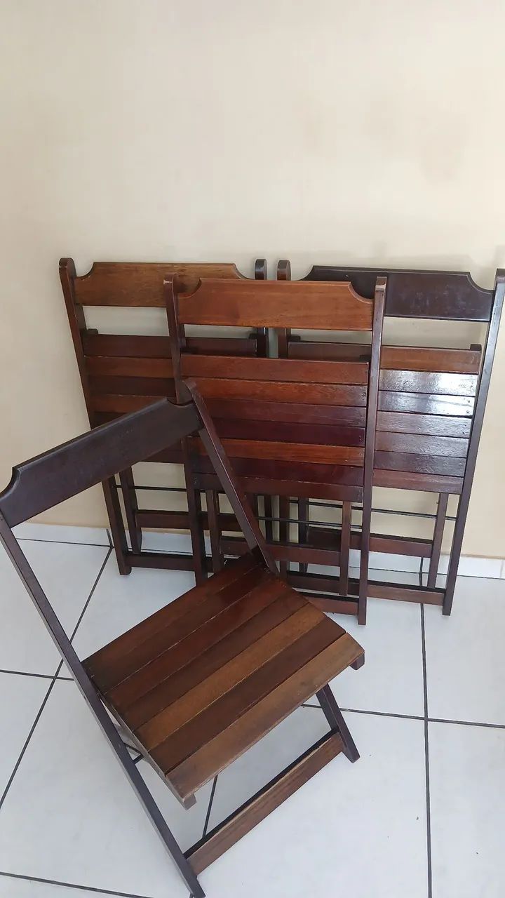 Mesa e 4 cadeiras de madeira dobravels - Foto 2