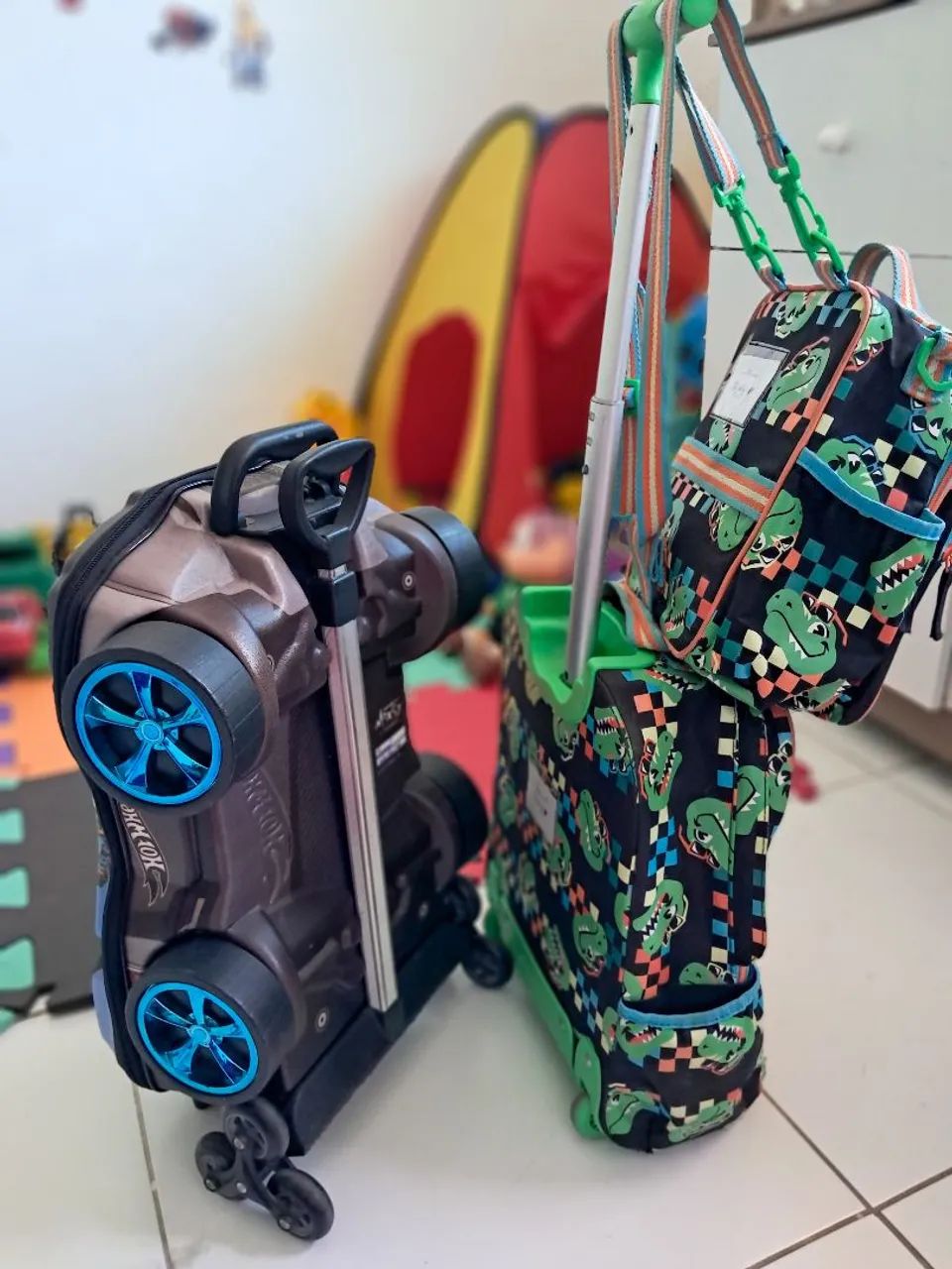 Bolsa da Puket e Hot wheels seminovas e conservadas  - Foto 2