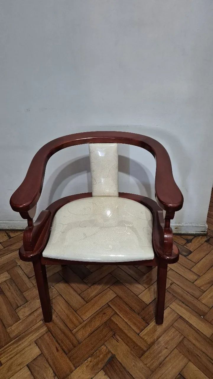 Poltronas de madeira com assento estofado