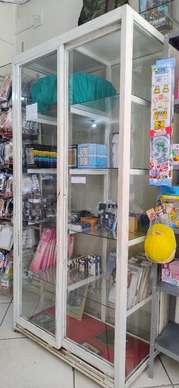 Vitrines em metalon com espelhos,  tranca com cadeado - Foto 3