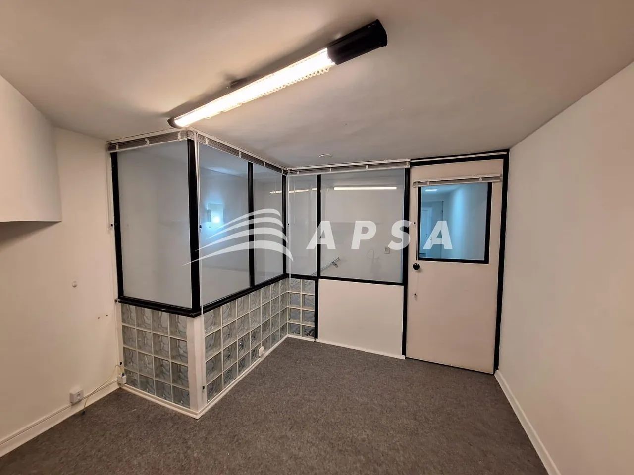 SALA COMERCIAL COMPOSTA POR AMBIENTE PRINCIPAL, LAVABO E COZINHA, OFERECENDO PRATICIDADE E - Foto 5