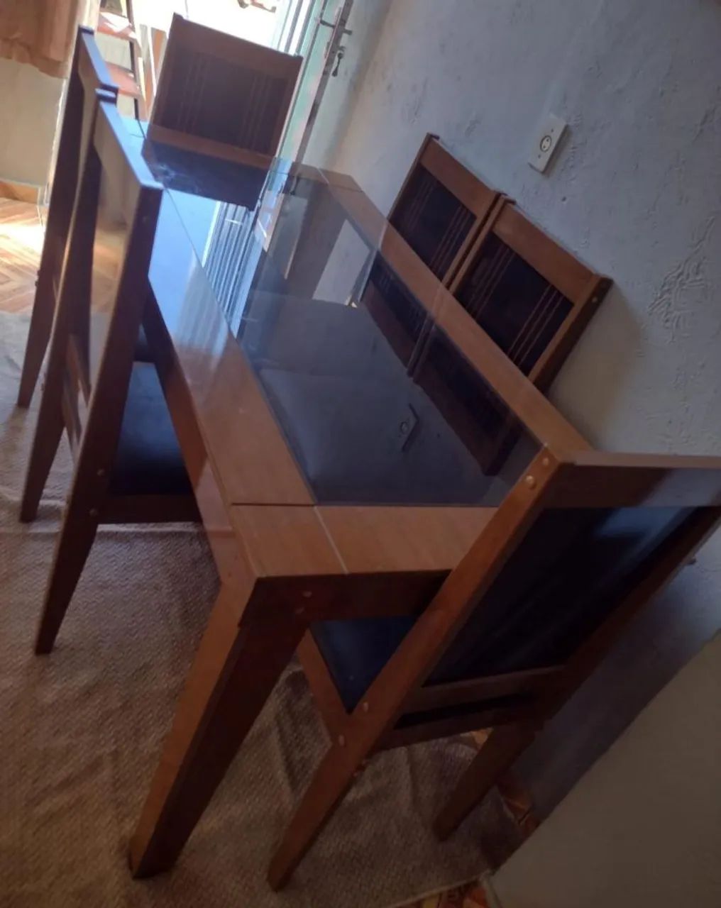 Mesa de madeira e vidro com 6 cadeiras 1000 reais 