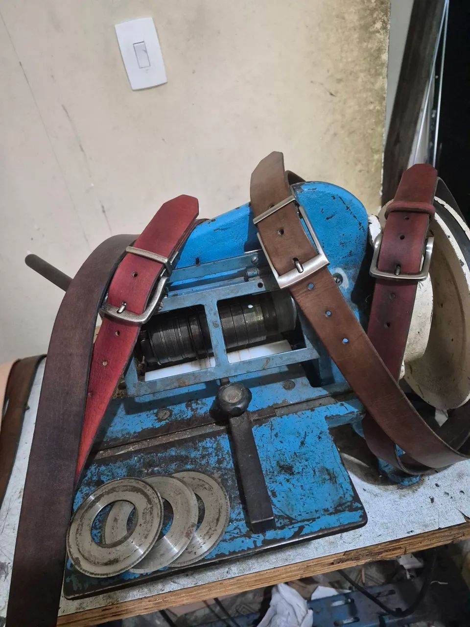 Máquina  de corte de couro e sintético  para cintos e artesanato 