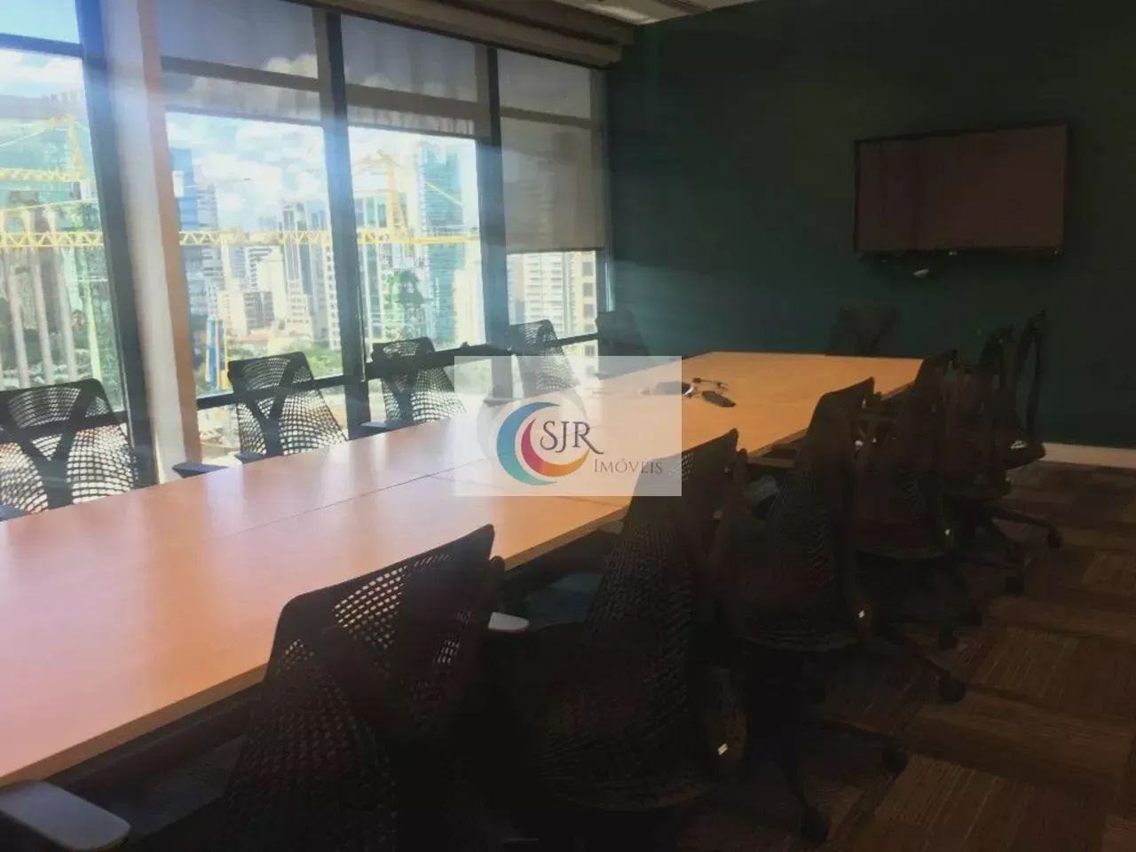 Sala comercial de 589,00m² com 15 vagas de garagem. MOBILIADO Edifício com gerador para ár