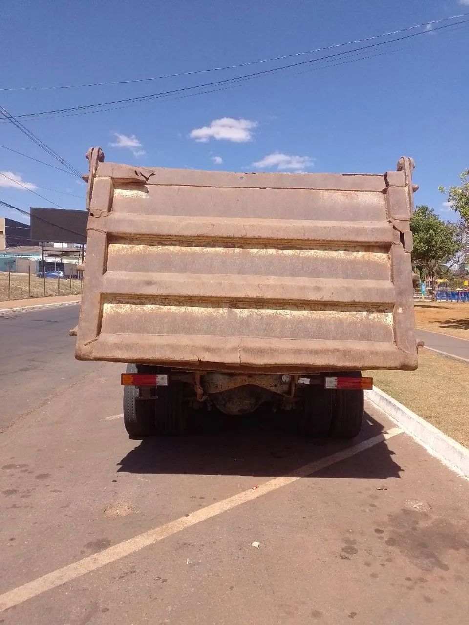 Caminhão caçamba traçado  - Foto 4