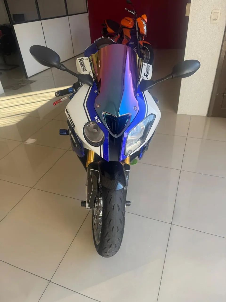 Moto muito inteira 