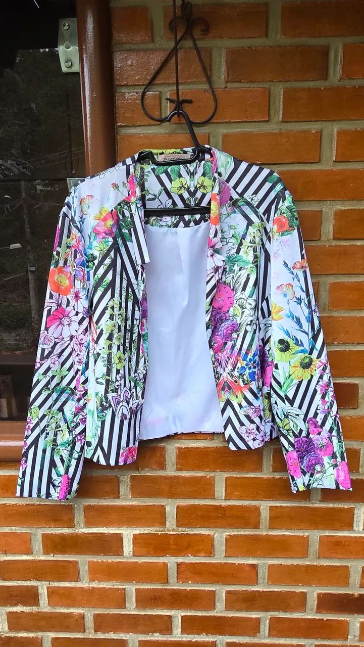 casaquinho tipo blazer estampado sem botões 