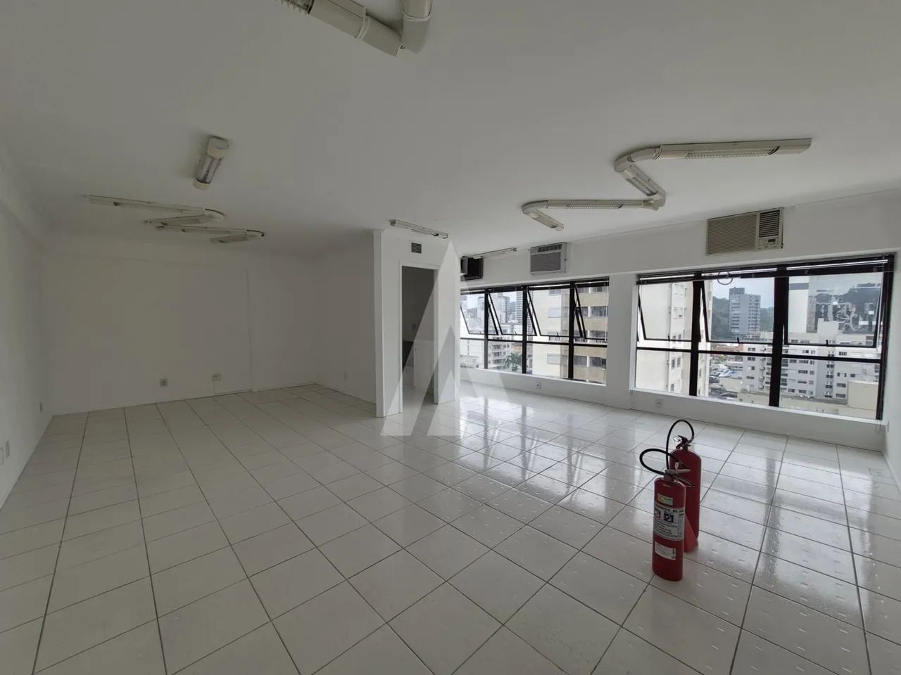 Sala comercial com lavabo e copa no Centro de Joinville.