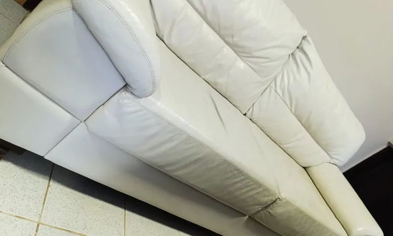 Sofá de couro branco 3 lugares usado - Foto 4