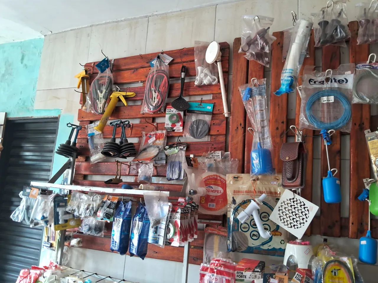 FERRAGISTA,MONTADA VENDO OU TROCO , PRONTA PARA TRABALHAR 