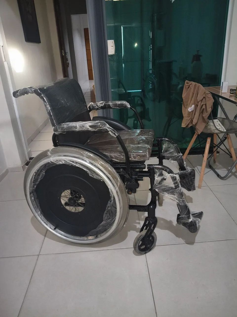 Cadeira de roda  de alumínio  - Foto 2
