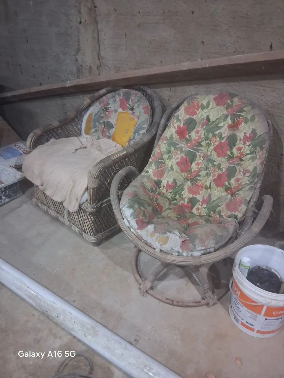 Vende se 5 cadeiras pra quem quizer reformar 