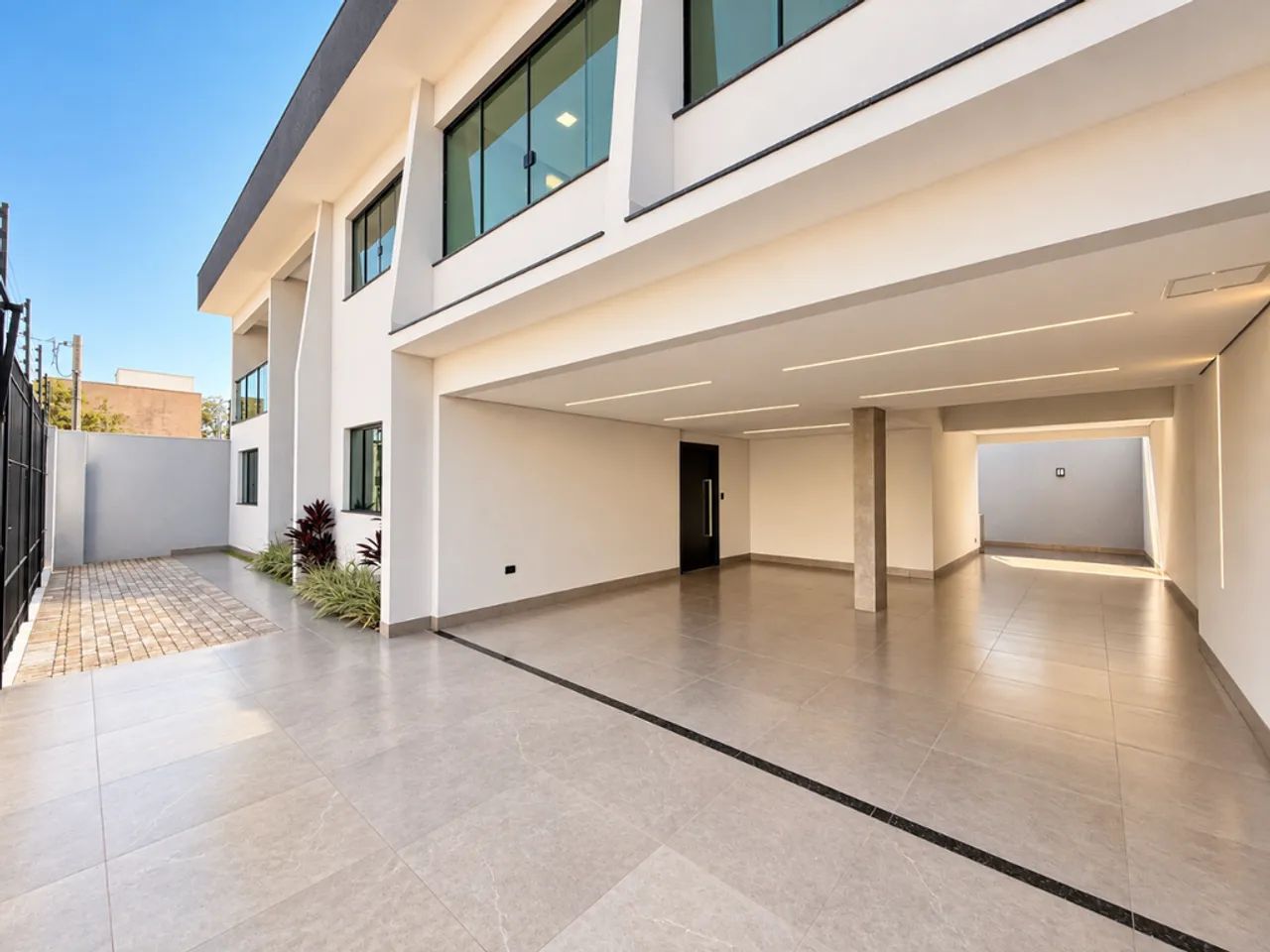 Sobrado à venda em Maringá, Zona 06, com 4 quartos, com 309 m² - Foto 2