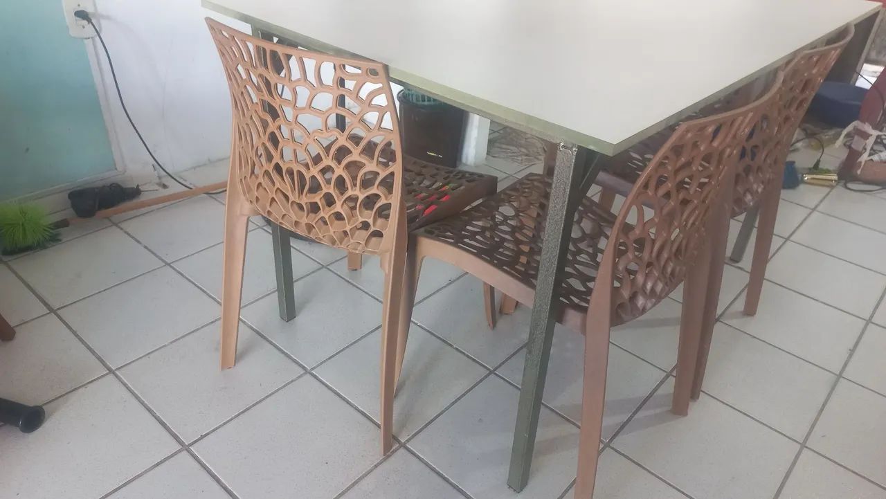 Mesa em mdf com 4 cadeiras  - Foto 2