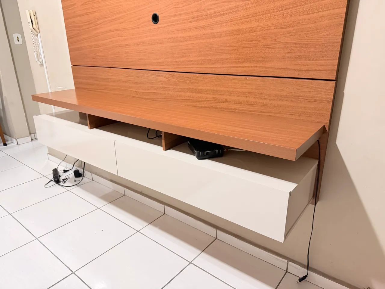 Painel de TV com Rack Suspenso - Madeira/off white - Foto 4