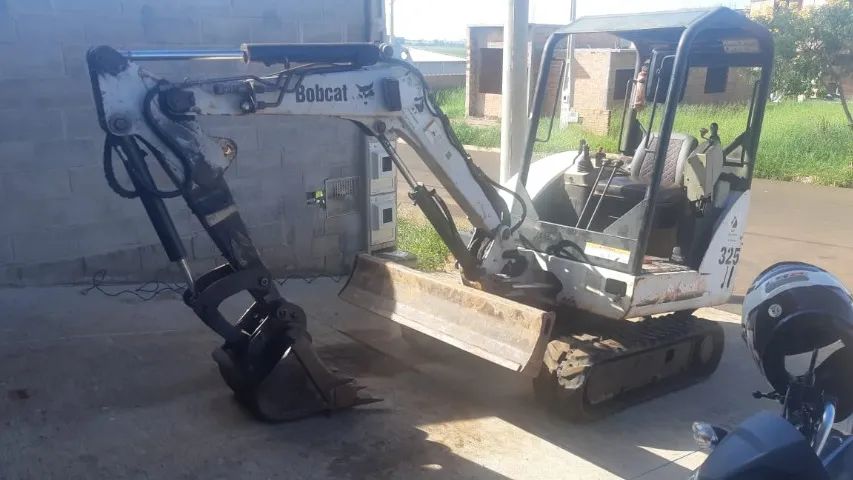 Mini Escavadeira Bobcat 325 - Ano 2011