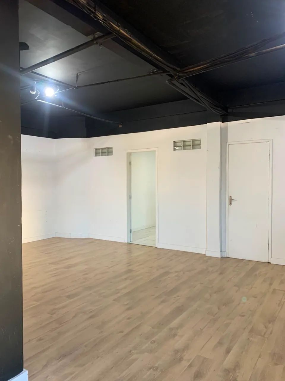 Alugo sala comercial no subsolo com 95 m2 