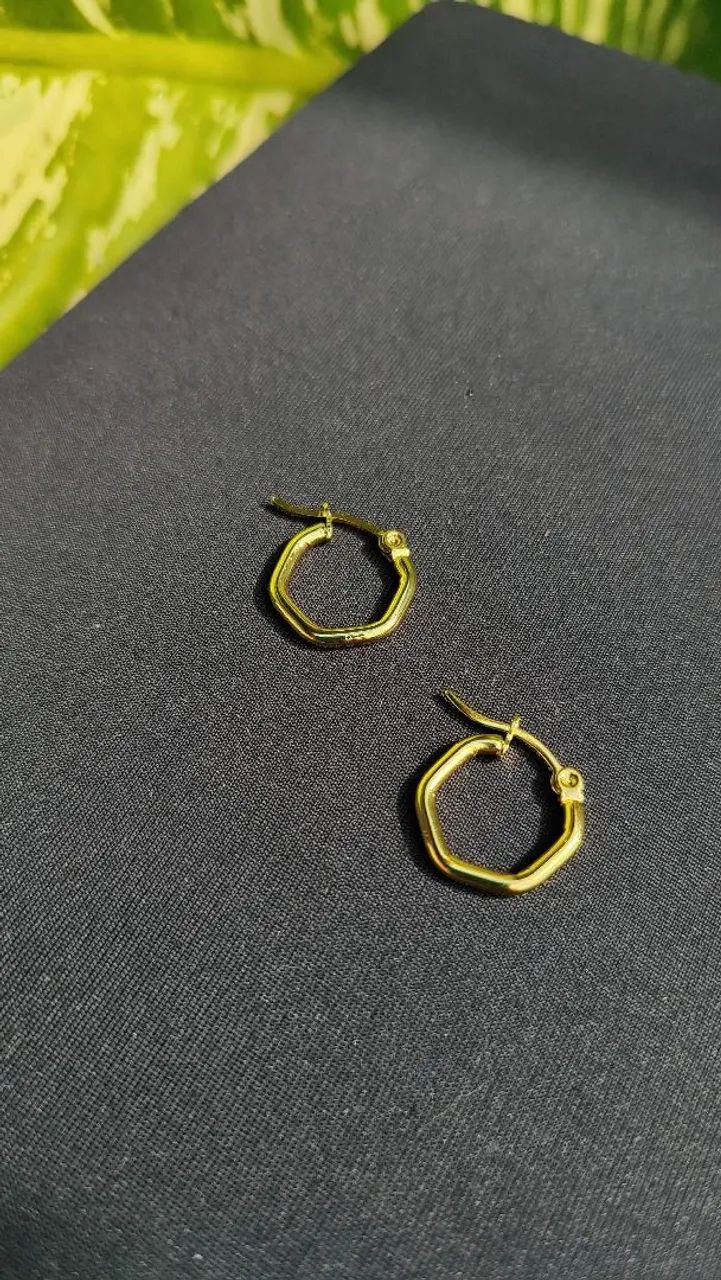 Brincos dourados de argolas em Aço Inoxidável  - Foto 3