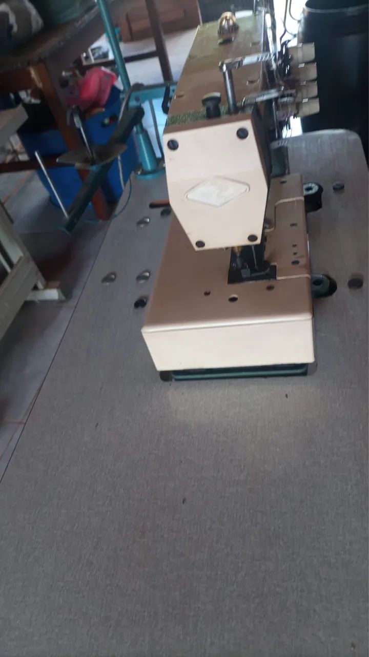 Vendo 2 máquina industrial . Galoneira e Reta