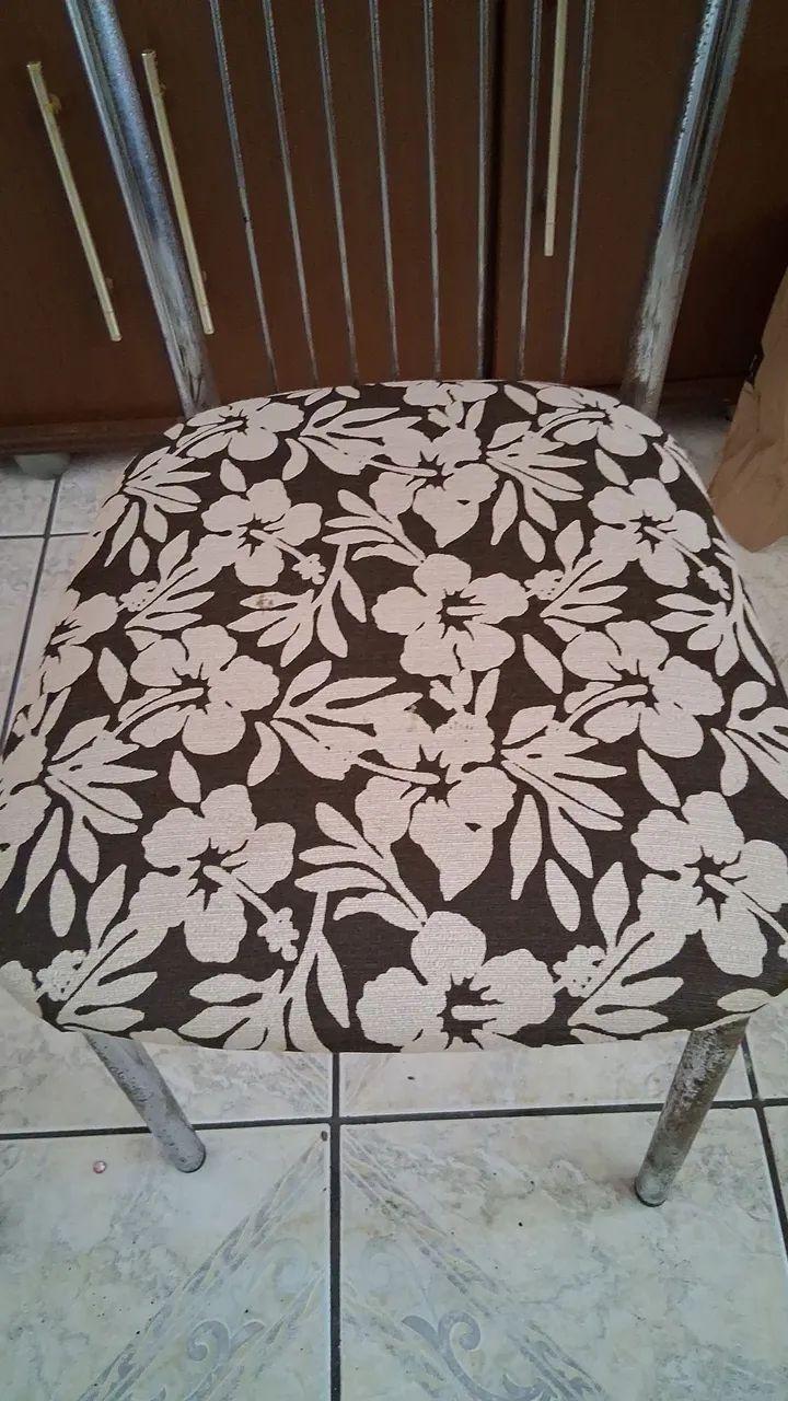 Cojuto de mesa com quatro cadeiras - Foto 2