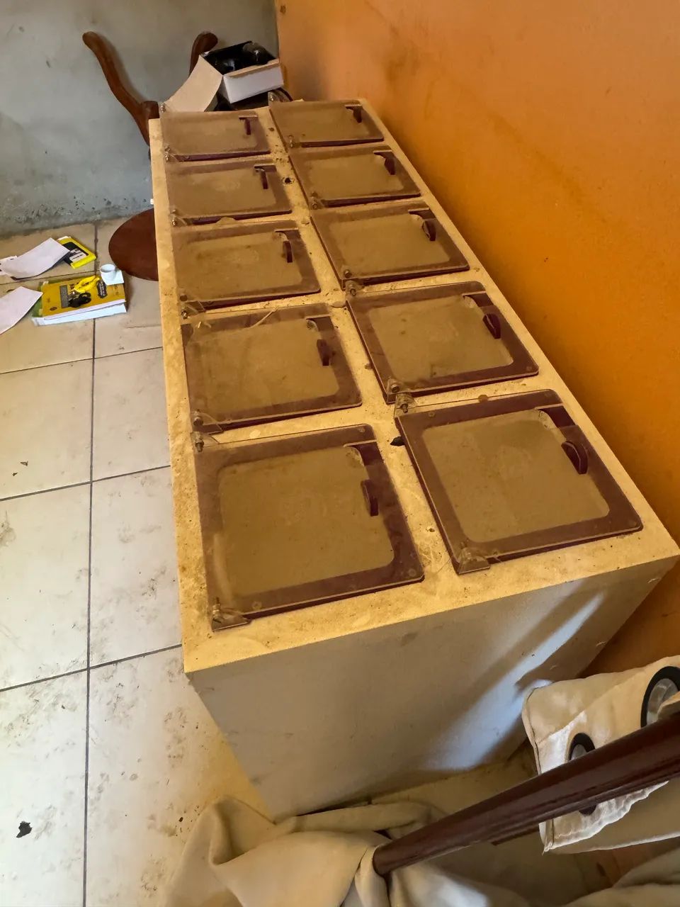 Balcão com cubas para acompanhamentos de açaí