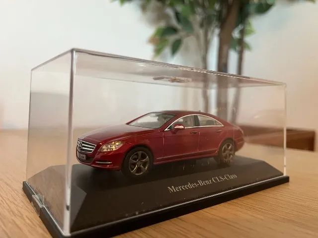 Miniatura Mercedes CLS 1.43 Vermelho.