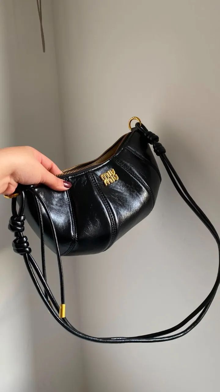 Bolsa Miu Miu Wander Preta com Ferragens Douradas
