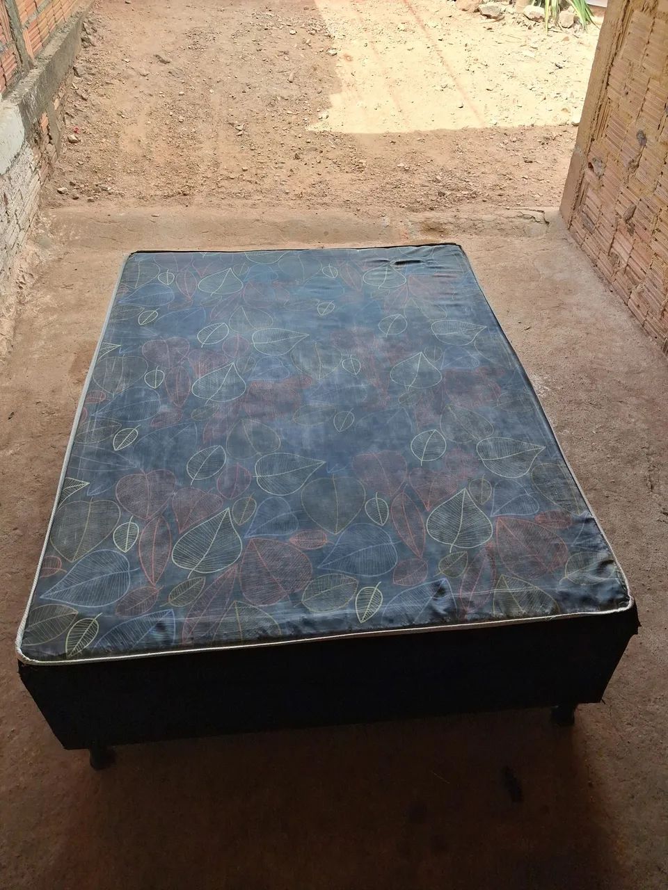 Vende-se cama box em perfeitas condições 