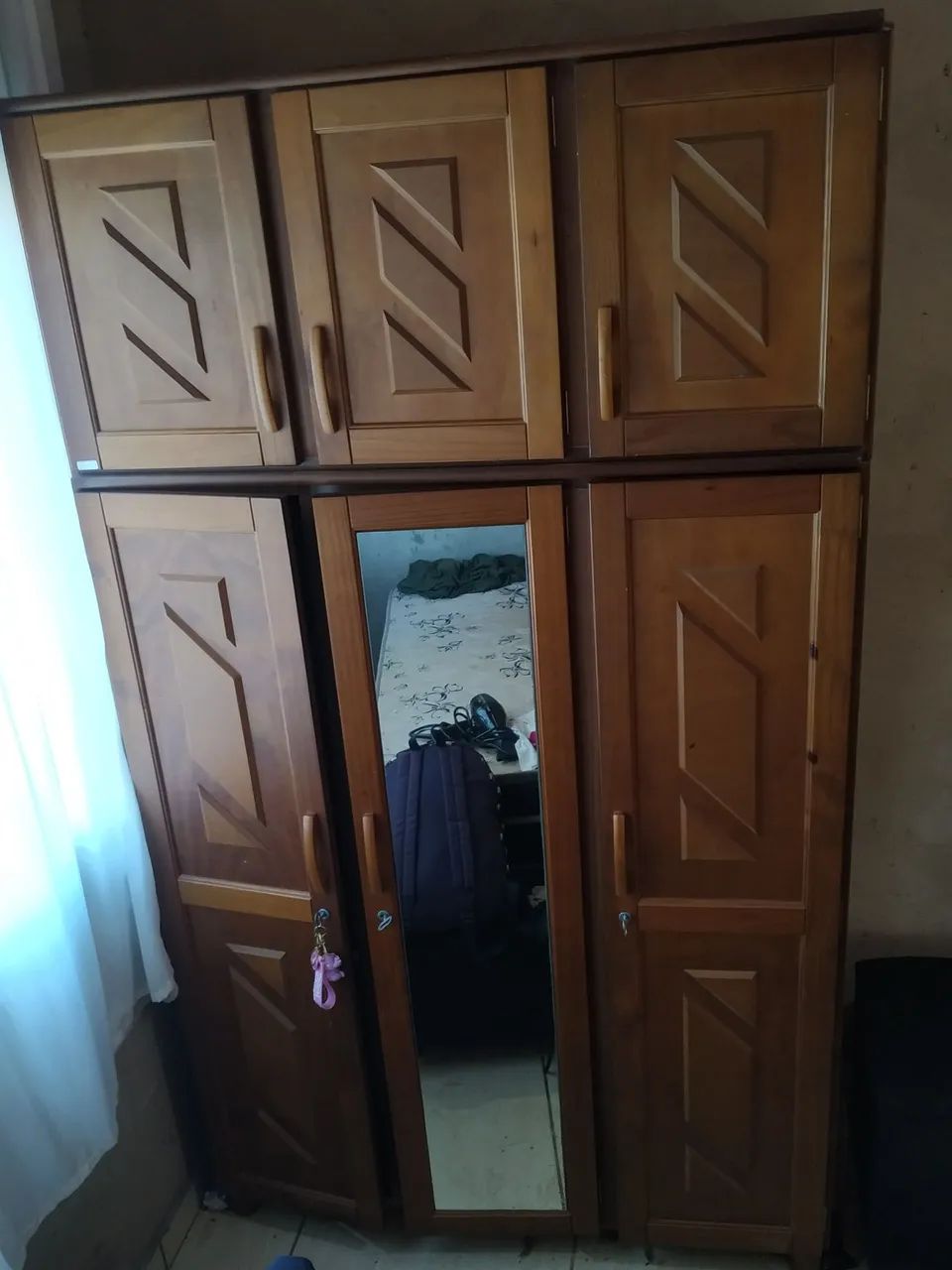 Guarda roupa de madeira 