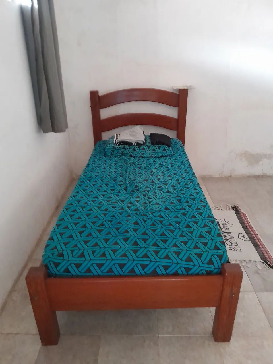 Cama solteiro de madeira maciça 