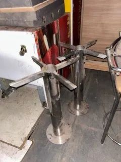 pés de mesa - de ferro cromado de fixar no chão - Foto 5