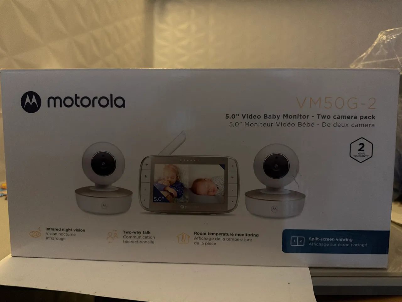 Babá Eletrônica Motorola VM50G-2 com monitor de 5 polegadas e kit com 2 câmeras.