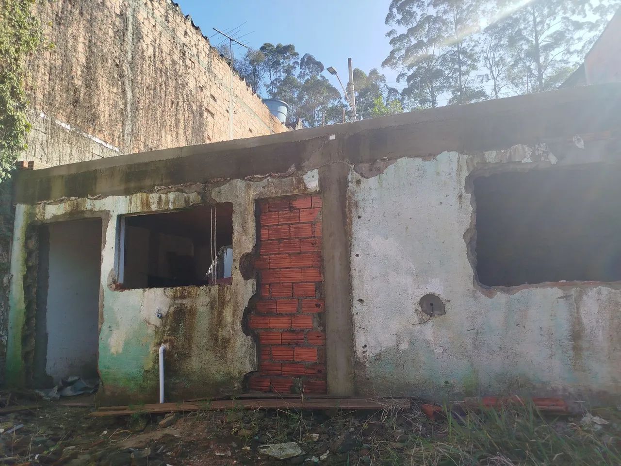 Terreno de meio lote,com casa iniciada e batida laje,dois cômodos e lavabo - Foto 2