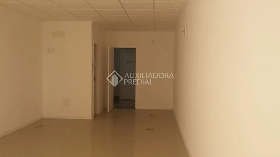 Sala comercial à venda com 1 vaga no Itacorubi em Florianópolis-SC.