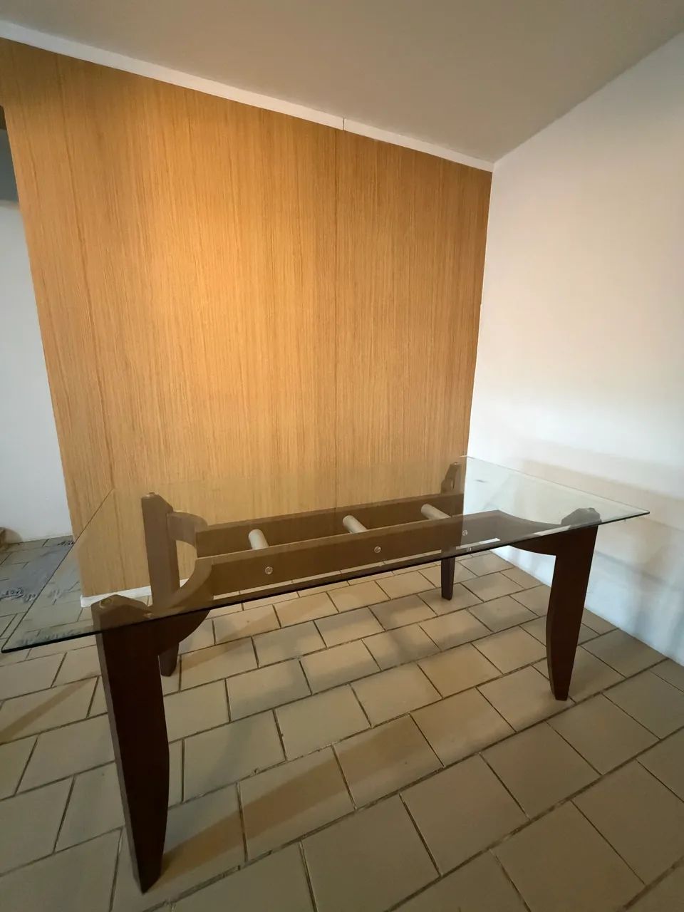 Mesa de Jantar 6 Lugares em Vidro e Base de Madeira Nobre