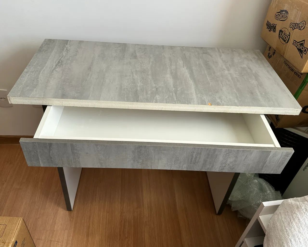 Mesa de estudos com 4 nichos 