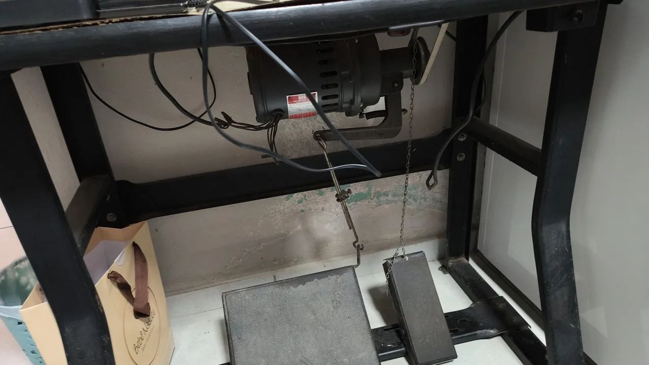 Vendo máquina Galoneira da marca phony semi industrial 2 agulhas,falar comigo caso queira
