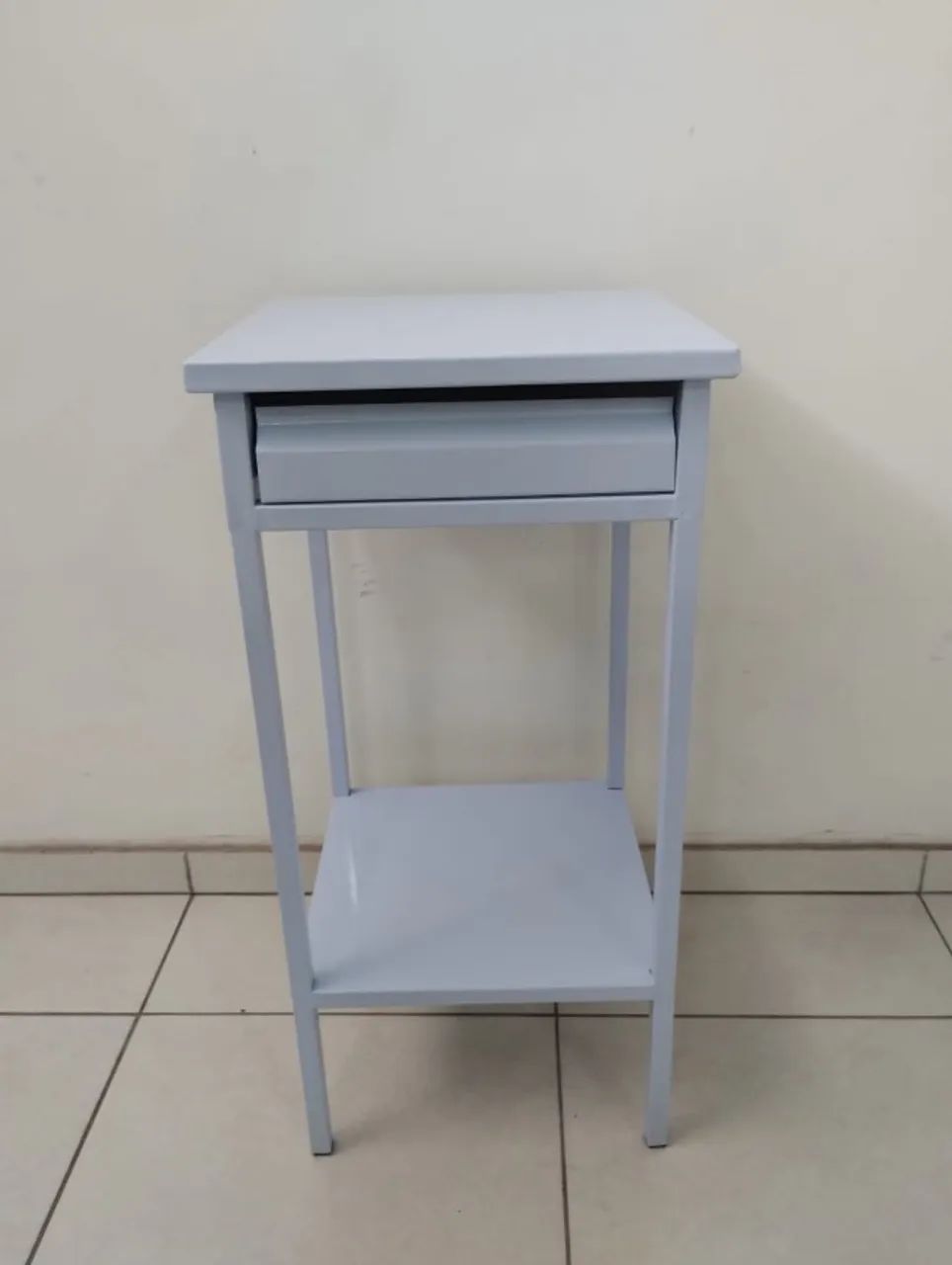 Mesa de cabeceira com gaveta