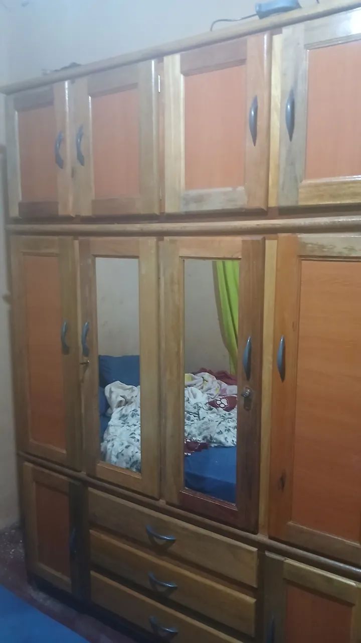 Guarda roupa de madeira 
